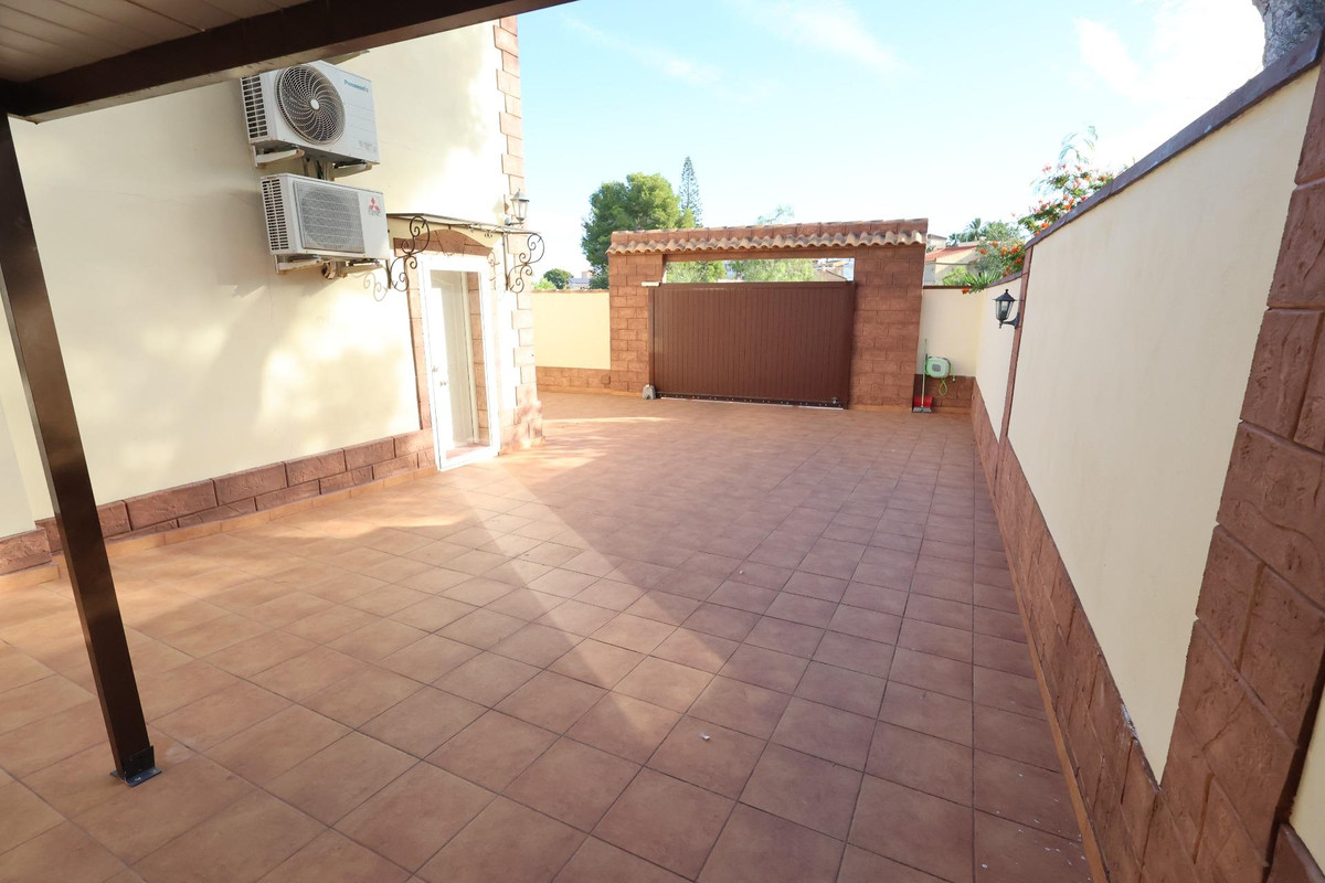 For sale - 5 Bedroom 3 Bathroom House - Detached Villa in Torrevieja - Torrevieja Centro  - Alicante