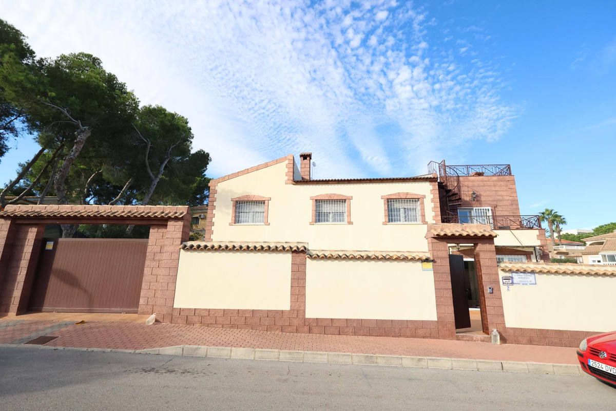 For sale - 5 Bedroom 3 Bathroom House - Detached Villa in Torrevieja - Torrevieja Centro  - Alicante