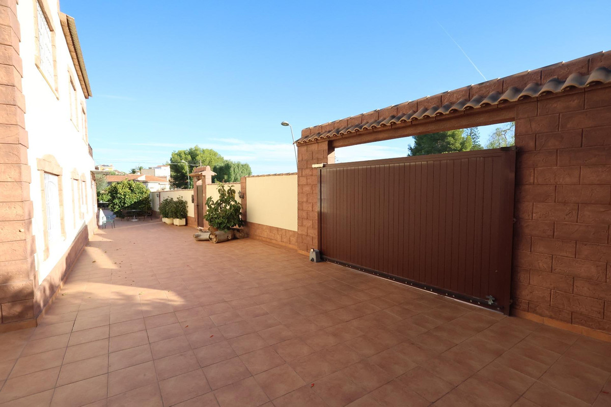 For sale - 5 Bedroom 3 Bathroom House - Detached Villa in Torrevieja - Torrevieja Centro  - Alicante