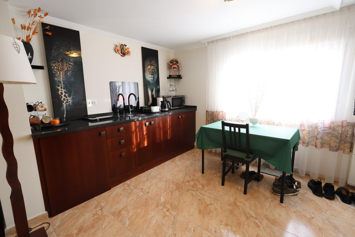 For sale - 5 Bedroom 3 Bathroom House - Detached Villa in Torrevieja - Torrevieja Centro  - Alicante