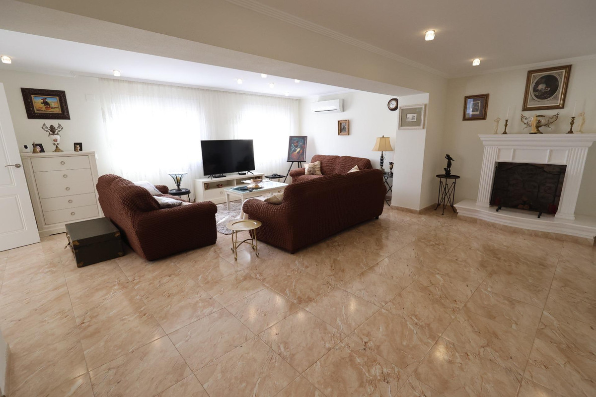 For sale - 5 Bedroom 3 Bathroom House - Detached Villa in Torrevieja - Torrevieja Centro  - Alicante