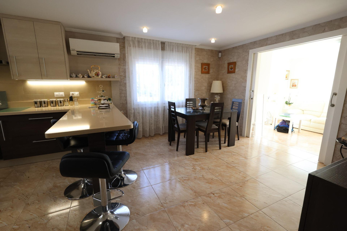 For sale - 5 Bedroom 3 Bathroom House - Detached Villa in Torrevieja - Torrevieja Centro  - Alicante