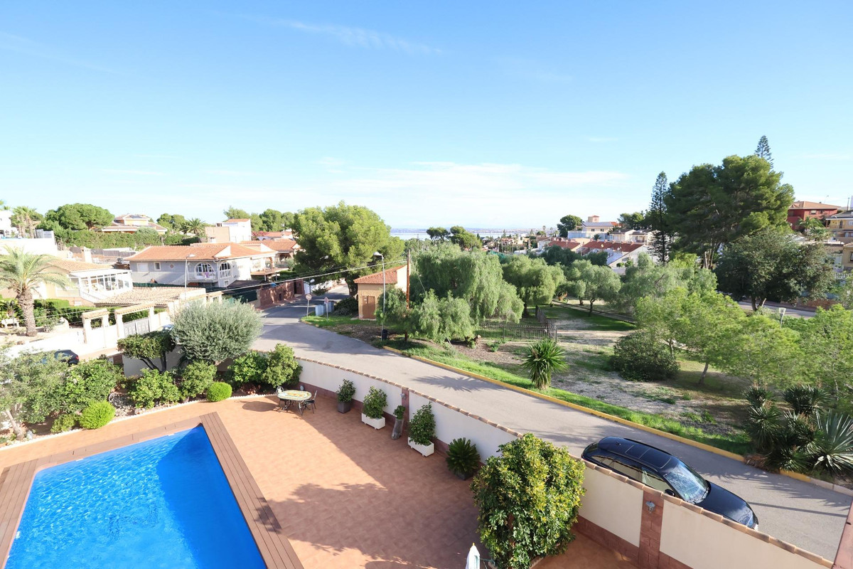 For sale - 5 Bedroom 3 Bathroom House - Detached Villa in Torrevieja - Torrevieja Centro  - Alicante