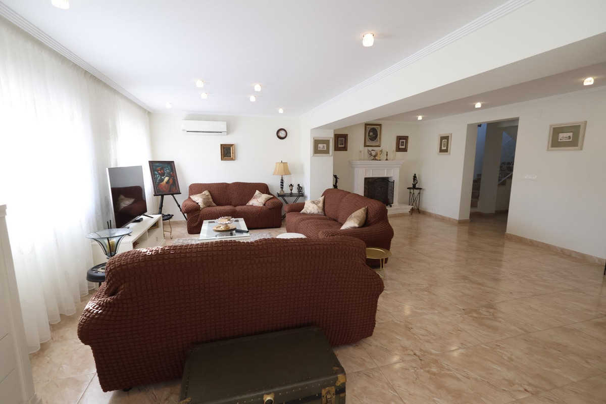 For sale - 5 Bedroom 3 Bathroom House - Detached Villa in Torrevieja - Torrevieja Centro  - Alicante