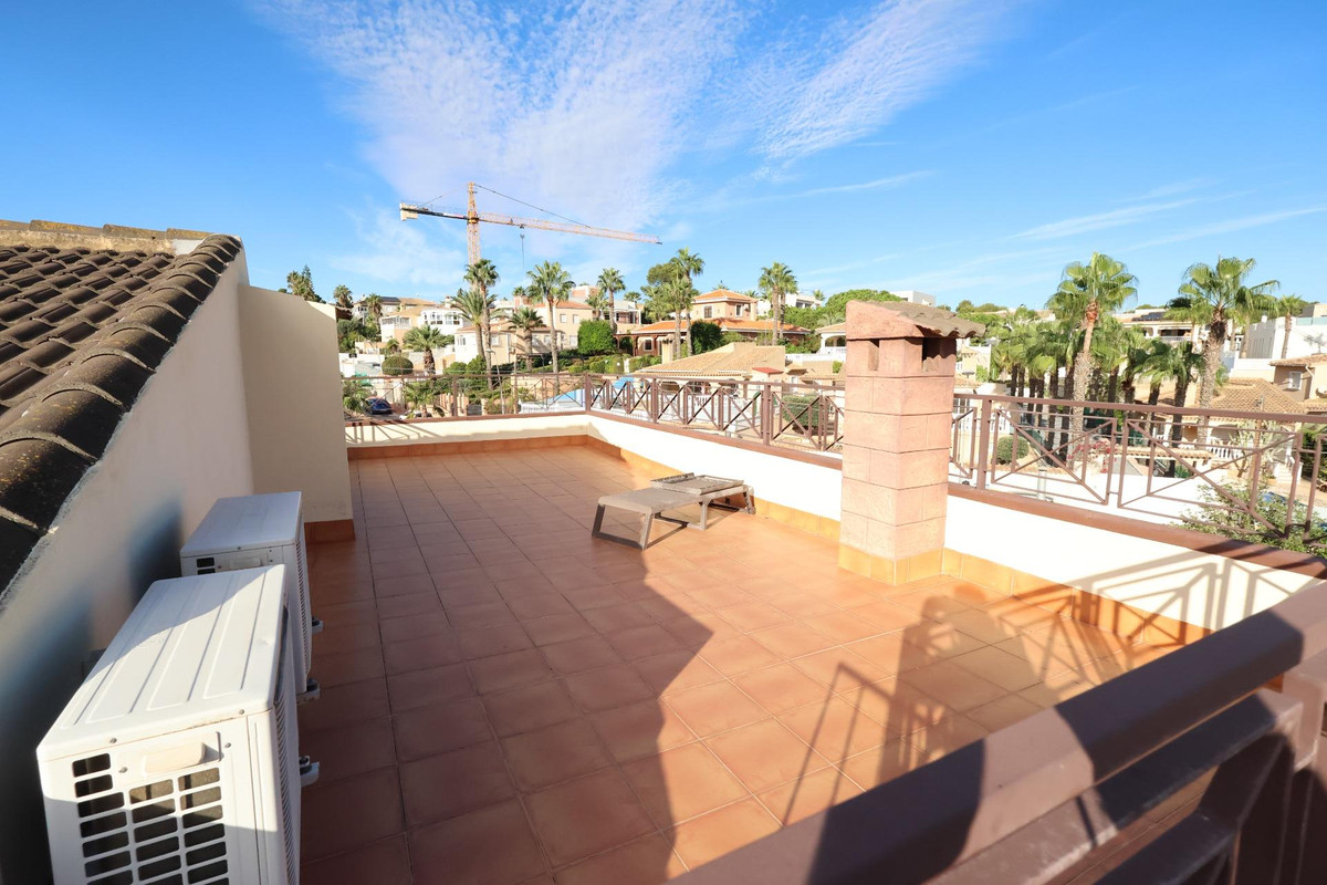 For sale - 5 Bedroom 3 Bathroom House - Detached Villa in Torrevieja - Torrevieja Centro  - Alicante