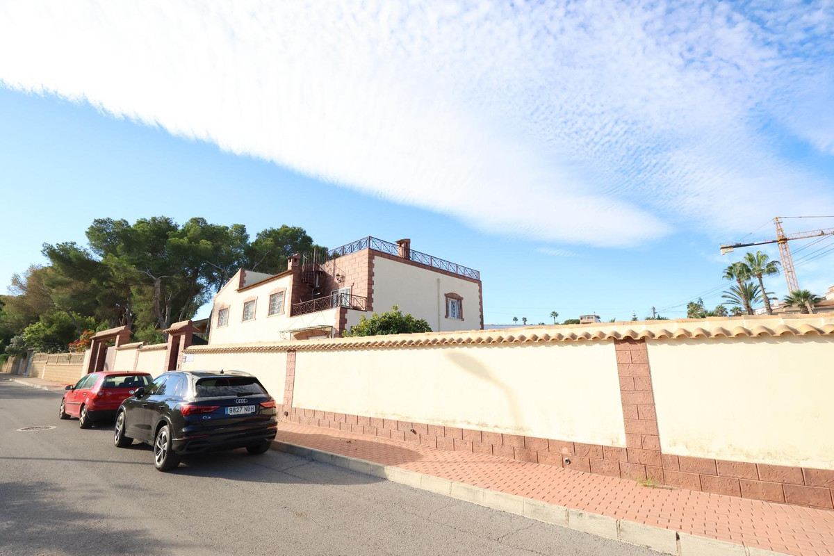 For sale - 5 Bedroom 3 Bathroom House - Detached Villa in Torrevieja - Torrevieja Centro  - Alicante