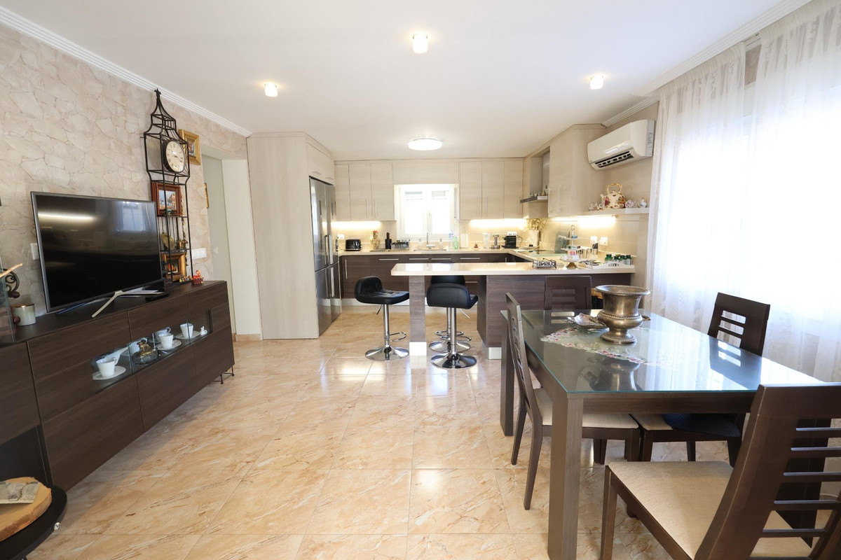 For sale - 5 Bedroom 3 Bathroom House - Detached Villa in Torrevieja - Torrevieja Centro  - Alicante
