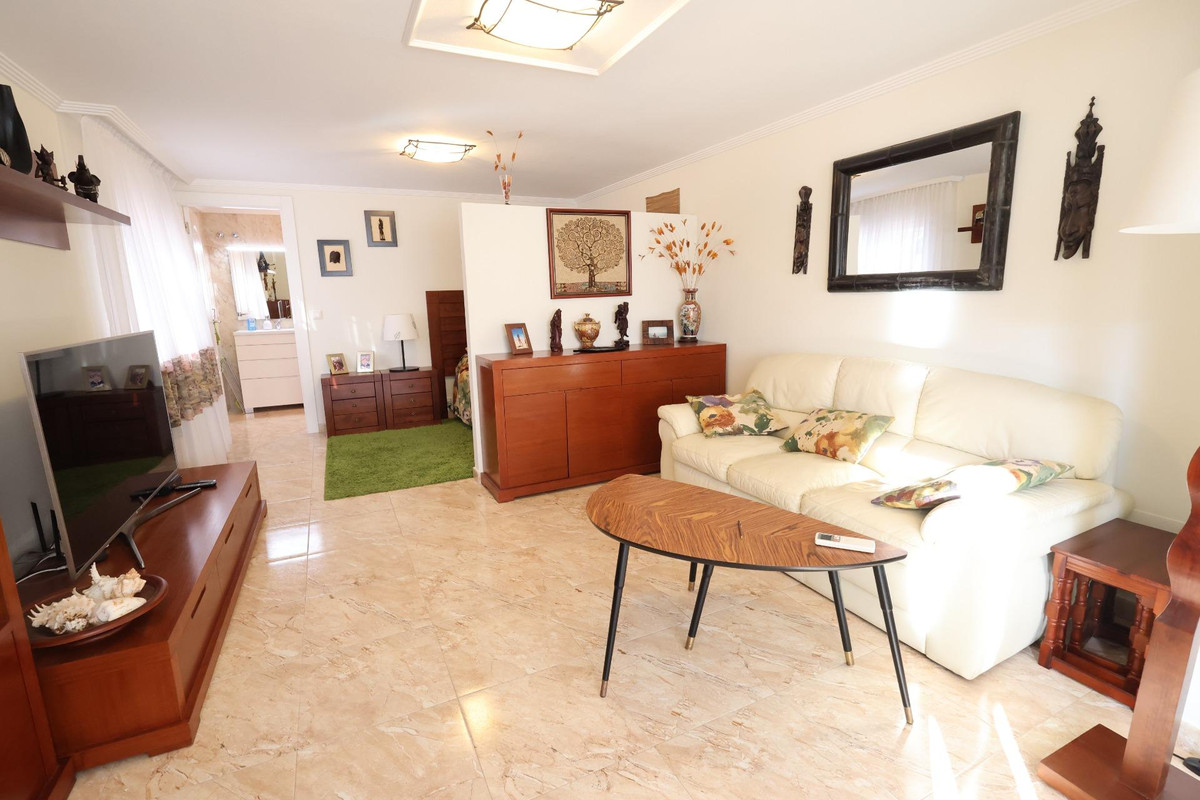 For sale - 5 Bedroom 3 Bathroom House - Detached Villa in Torrevieja - Torrevieja Centro  - Alicante