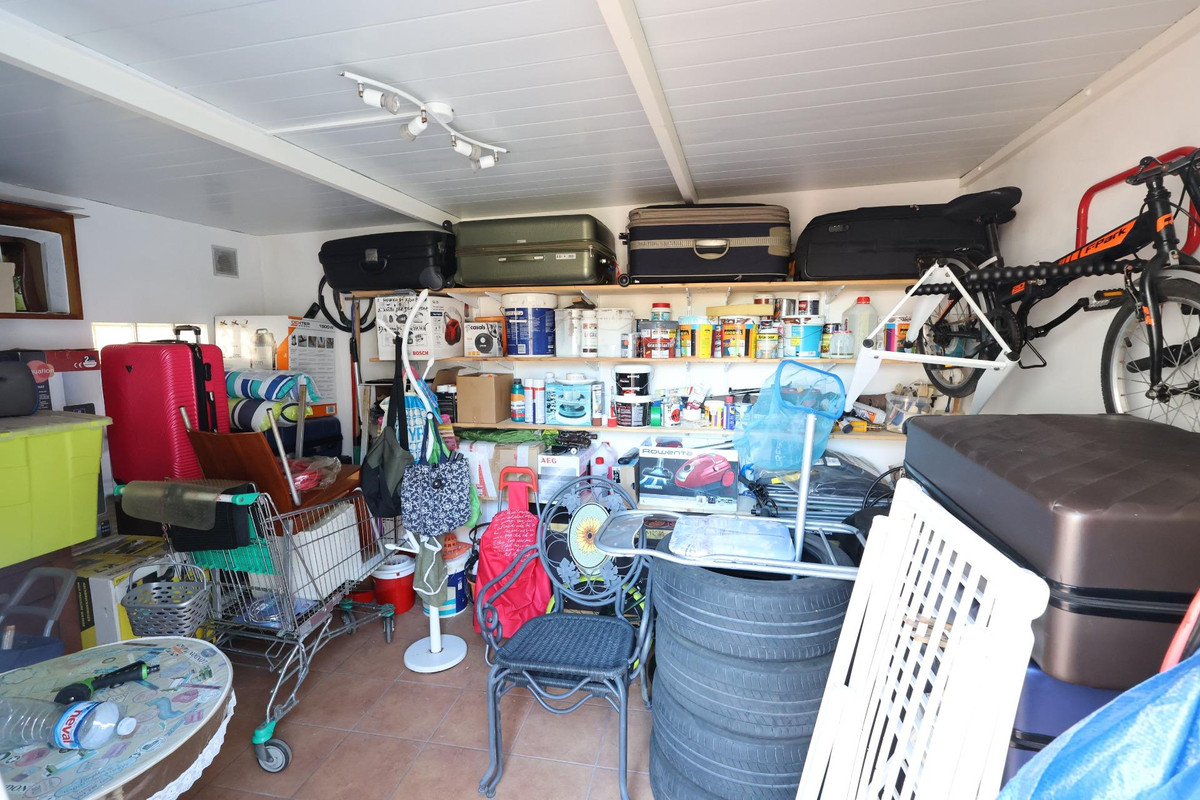 For sale - 5 Bedroom 3 Bathroom House - Detached Villa in Torrevieja - Torrevieja Centro  - Alicante