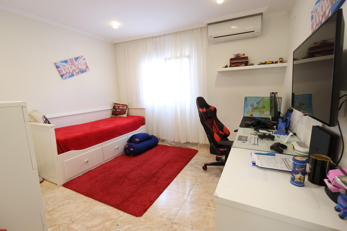 For sale - 5 Bedroom 3 Bathroom House - Detached Villa in Torrevieja - Torrevieja Centro  - Alicante