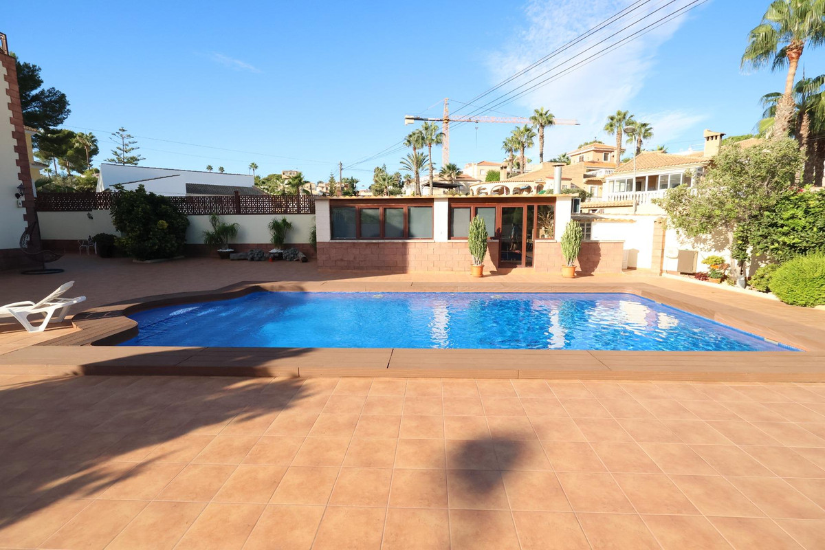 For sale - 5 Bedroom 3 Bathroom House - Detached Villa in Torrevieja - Torrevieja Centro  - Alicante