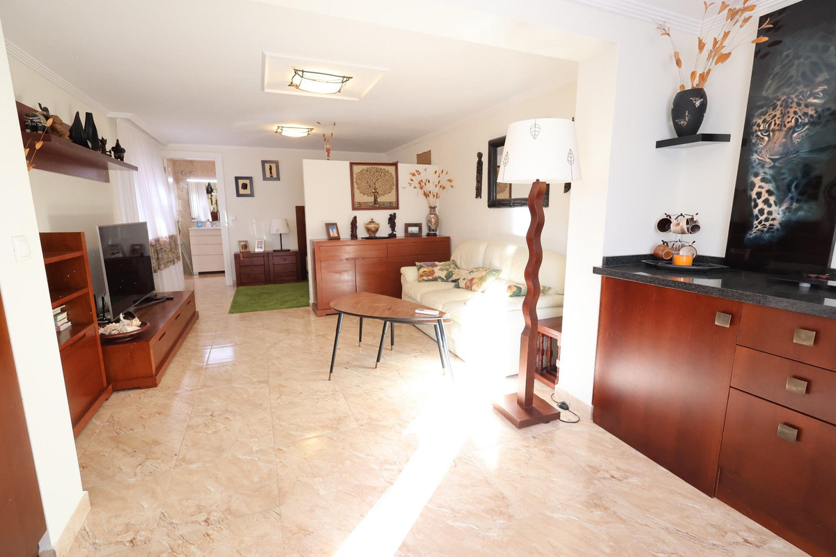 For sale - 5 Bedroom 3 Bathroom House - Detached Villa in Torrevieja - Torrevieja Centro  - Alicante