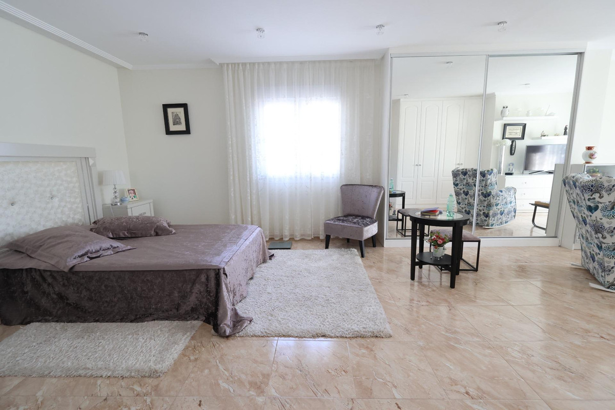 For sale - 5 Bedroom 3 Bathroom House - Detached Villa in Torrevieja - Torrevieja Centro  - Alicante