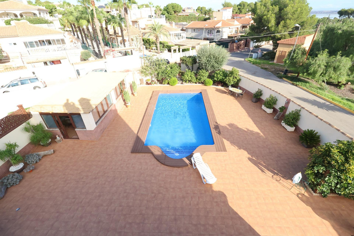 For sale - 5 Bedroom 3 Bathroom House - Detached Villa in Torrevieja - Torrevieja Centro  - Alicante