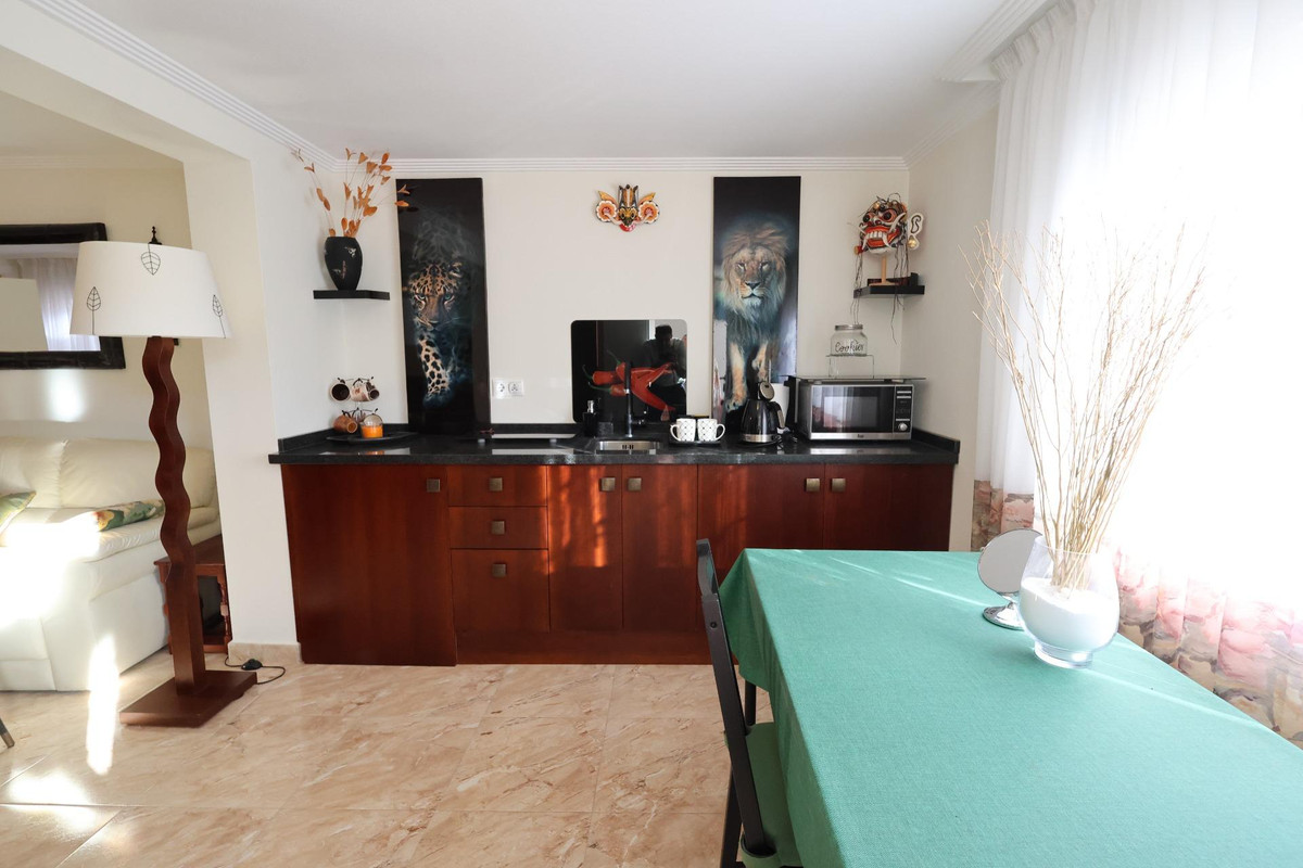 For sale - 5 Bedroom 3 Bathroom House - Detached Villa in Torrevieja - Torrevieja Centro  - Alicante