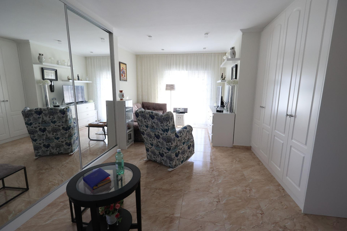 For sale - 5 Bedroom 3 Bathroom House - Detached Villa in Torrevieja - Torrevieja Centro  - Alicante