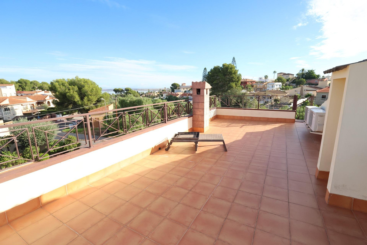 For sale - 5 Bedroom 3 Bathroom House - Detached Villa in Torrevieja - Torrevieja Centro  - Alicante