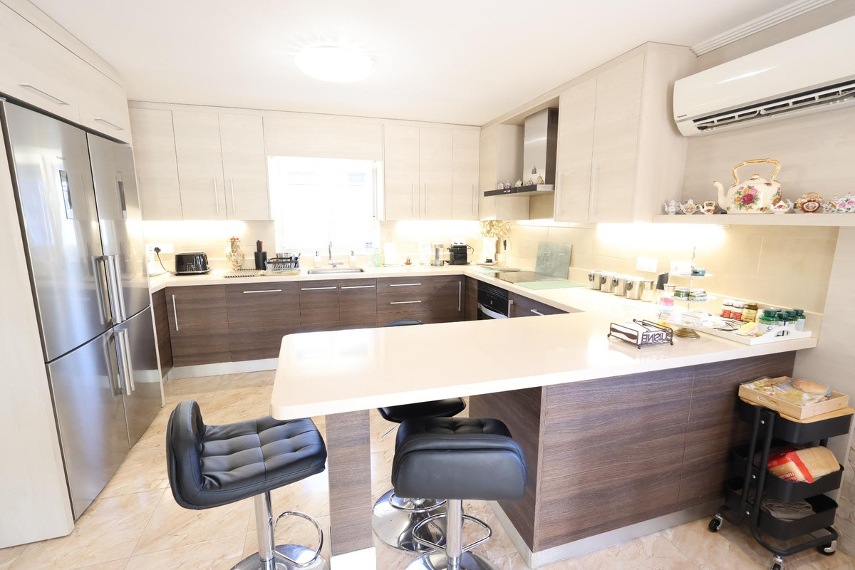 For sale - 5 Bedroom 3 Bathroom House - Detached Villa in Torrevieja - Torrevieja Centro  - Alicante