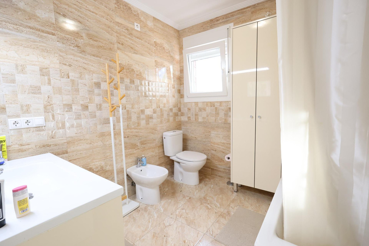 For sale - 5 Bedroom 3 Bathroom House - Detached Villa in Torrevieja - Torrevieja Centro  - Alicante