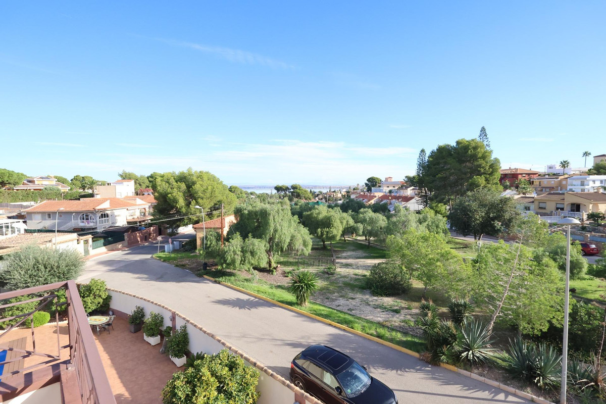 For sale - 5 Bedroom 3 Bathroom House - Detached Villa in Torrevieja - Torrevieja Centro  - Alicante