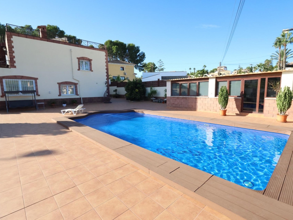 5 Bedroom 3 Bathroom House - Detached Villa in Torrevieja