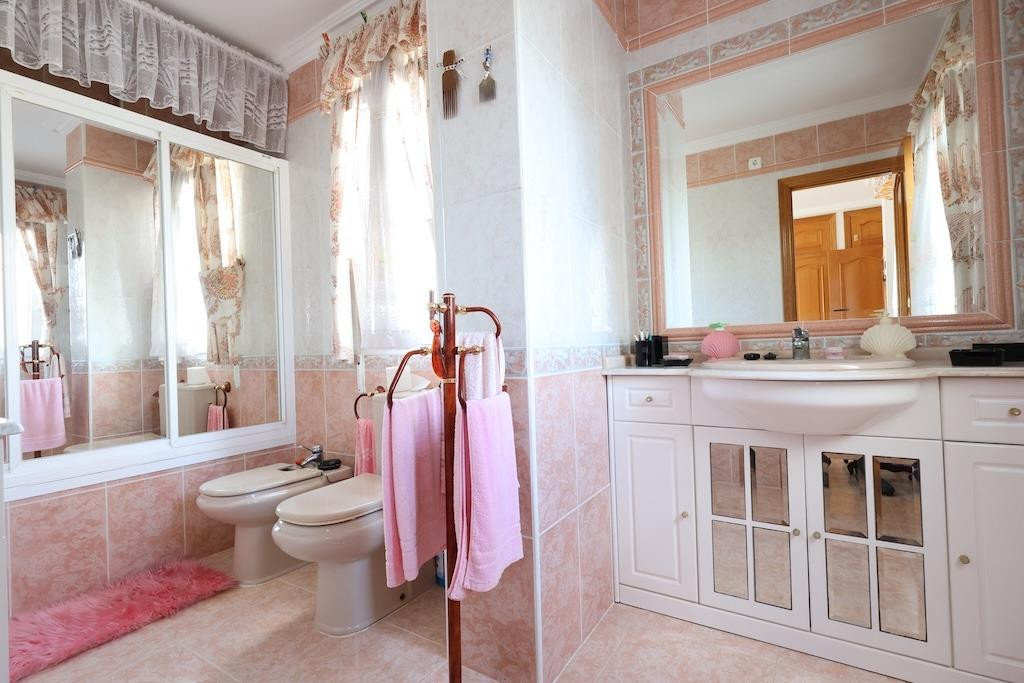 For sale - 5 Bedroom 4 Bathroom House - Detached Villa in Orihuela - Orihuela Costa  - Alicante