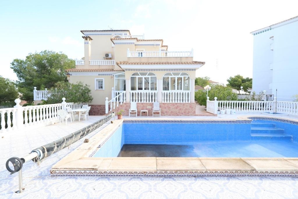 5 Bedroom 4 Bathroom House - Detached Villa in Orihuela