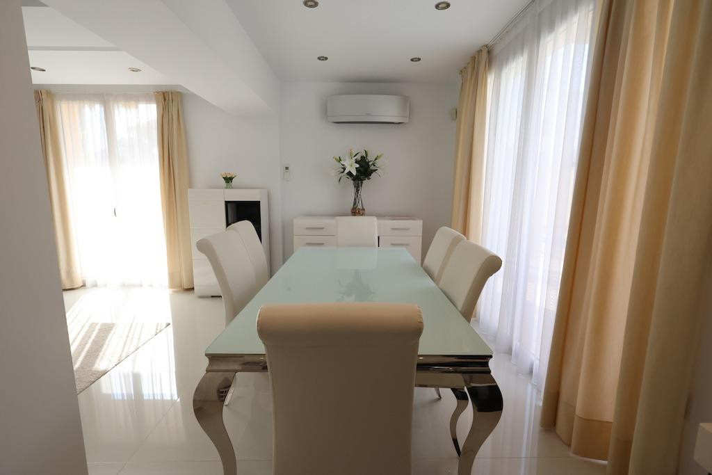 For sale - 4 Bedroom 3 Bathroom House - Detached Villa in Orihuela - Cabo Roig  - Alicante