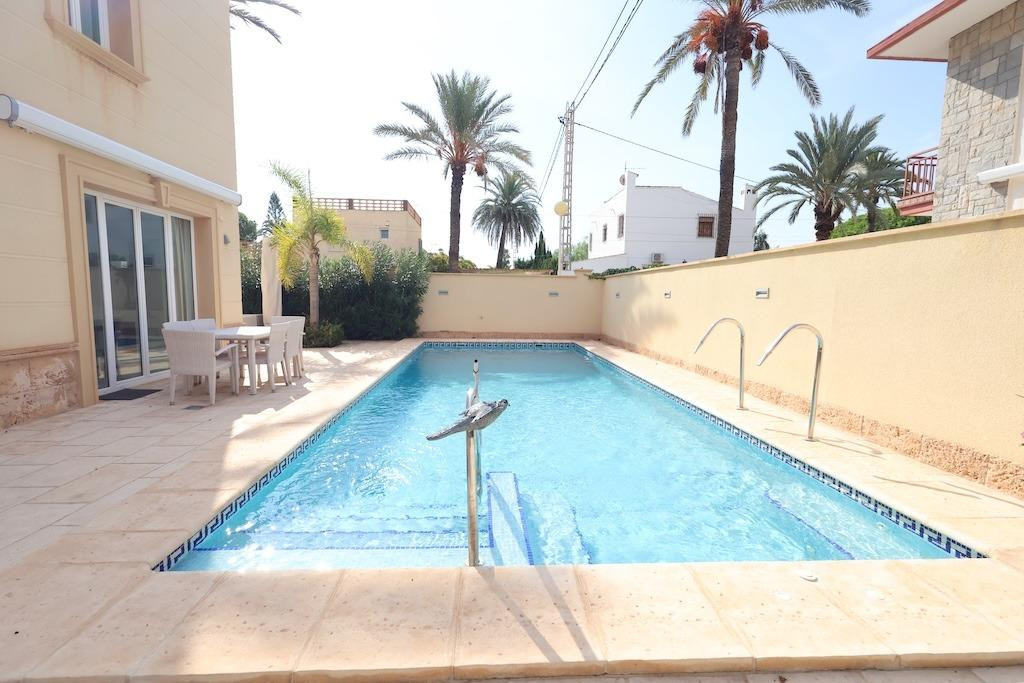 For sale - 4 Bedroom 3 Bathroom House - Detached Villa in Orihuela - Cabo Roig  - Alicante
