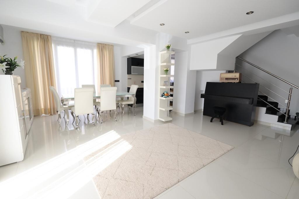 For sale - 4 Bedroom 3 Bathroom House - Detached Villa in Orihuela - Cabo Roig  - Alicante