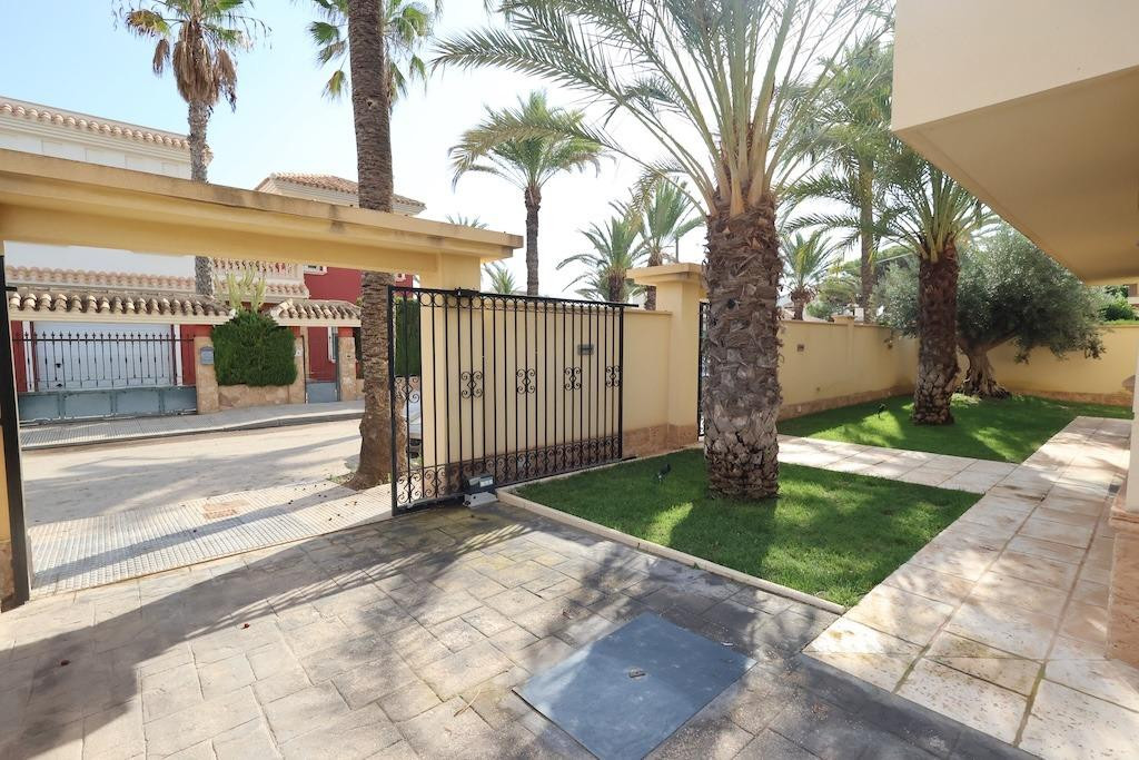 For sale - 4 Bedroom 3 Bathroom House - Detached Villa in Orihuela - Cabo Roig  - Alicante
