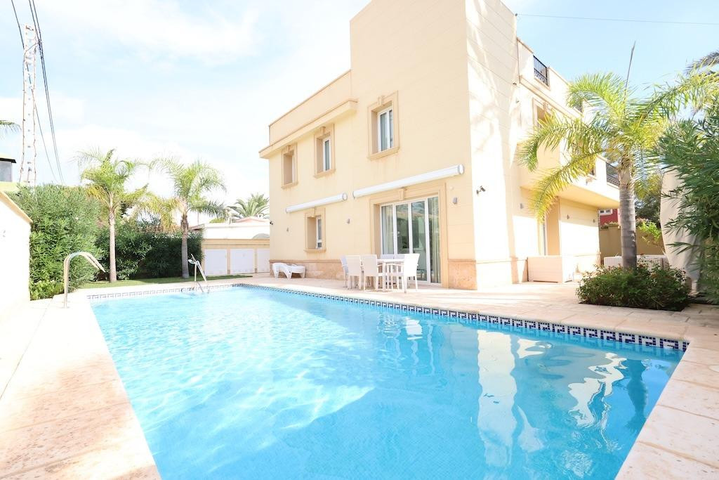 For sale - 4 Bedroom 3 Bathroom House - Detached Villa in Orihuela - Cabo Roig  - Alicante