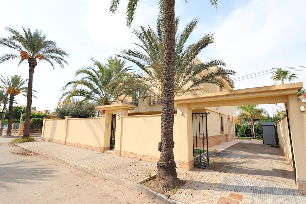 For sale - 4 Bedroom 3 Bathroom House - Detached Villa in Orihuela - Cabo Roig  - Alicante