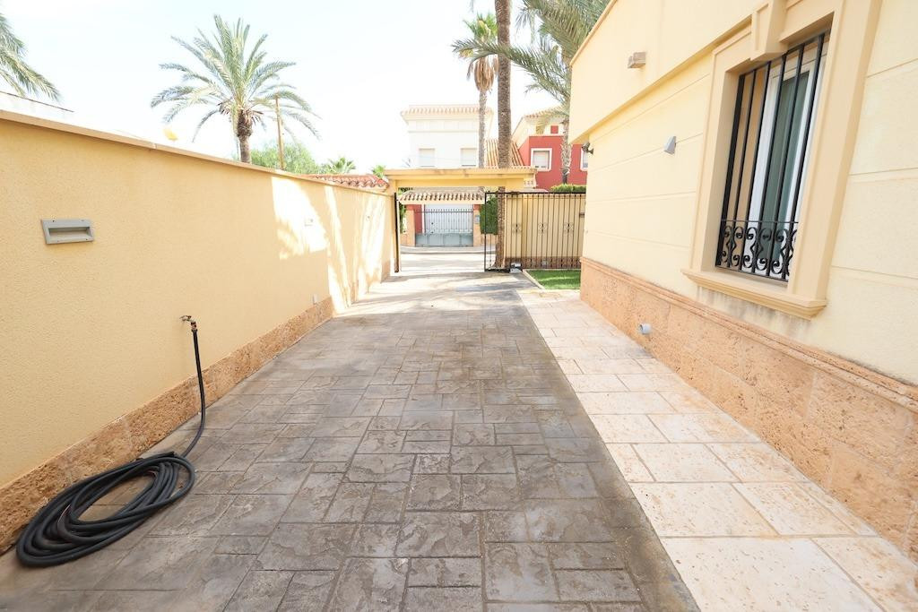 For sale - 4 Bedroom 3 Bathroom House - Detached Villa in Orihuela - Cabo Roig  - Alicante