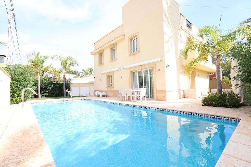 4 Bedroom 3 Bathroom House - Detached Villa in Orihuela