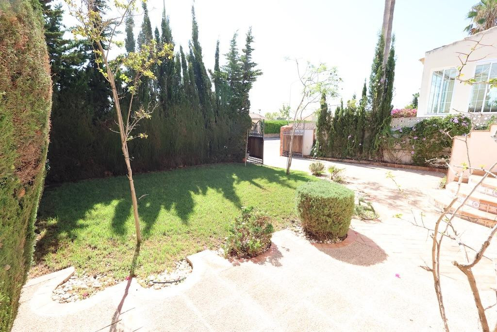 For sale - 4 Bedroom 3 Bathroom House - Detached Villa in Orihuela - Villamartin  - Alicante