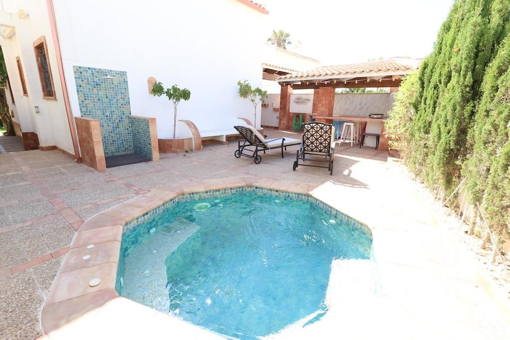 For sale - 4 Bedroom 3 Bathroom House - Detached Villa in Orihuela - Villamartin  - Alicante