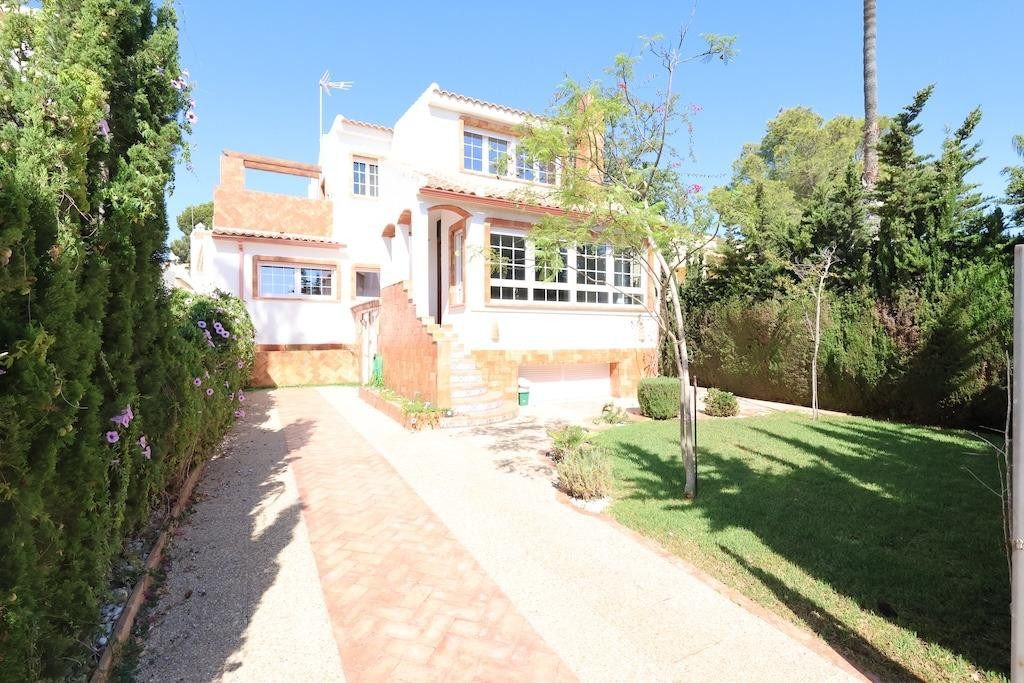 For sale - 4 Bedroom 3 Bathroom House - Detached Villa in Orihuela - Villamartin  - Alicante