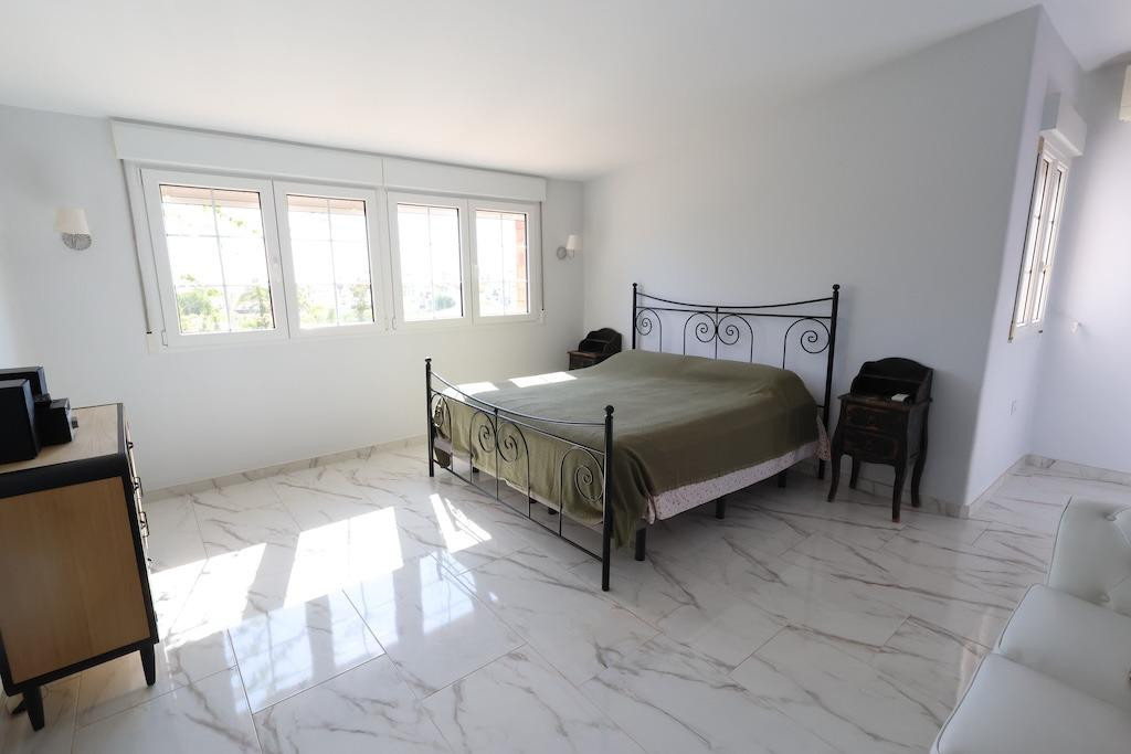 For sale - 4 Bedroom 3 Bathroom House - Detached Villa in Orihuela - Villamartin  - Alicante