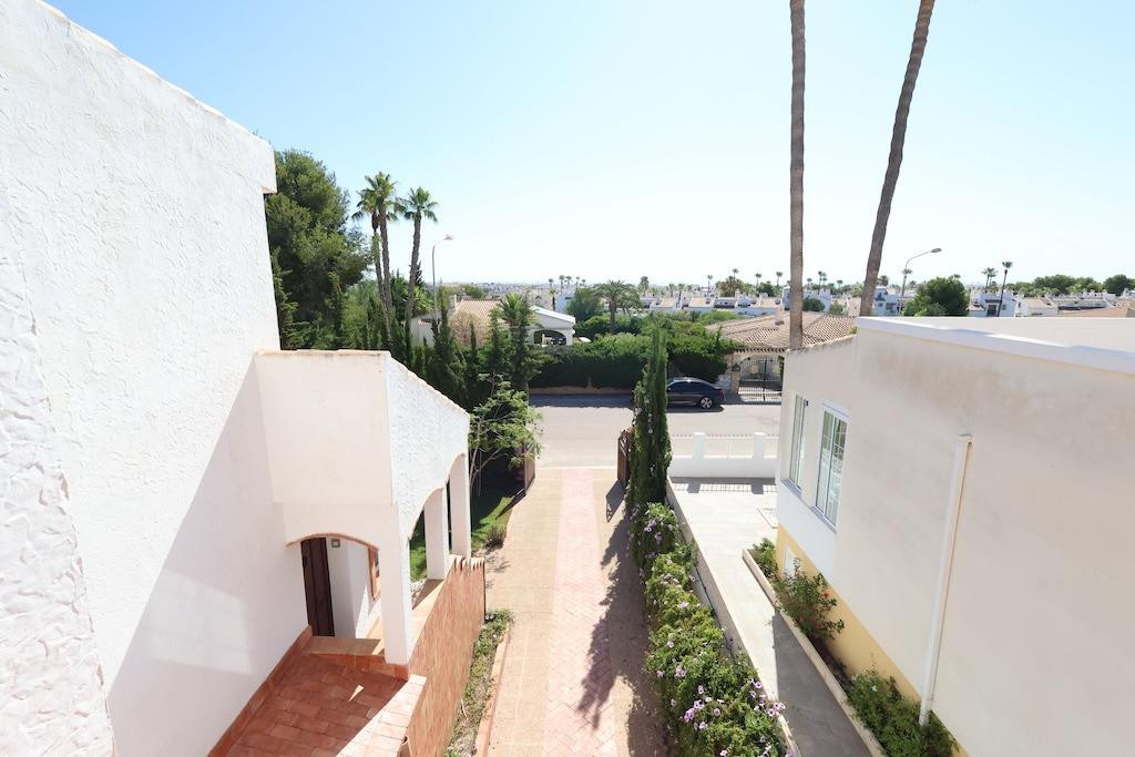 For sale - 4 Bedroom 3 Bathroom House - Detached Villa in Orihuela - Villamartin  - Alicante