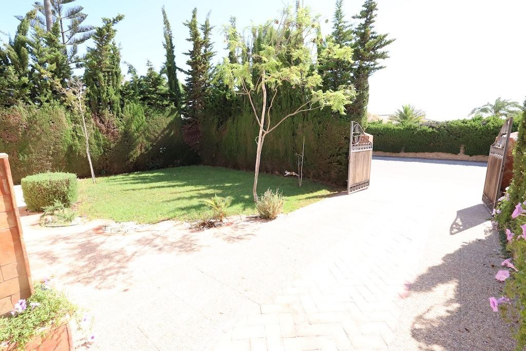 For sale - 4 Bedroom 3 Bathroom House - Detached Villa in Orihuela - Villamartin  - Alicante