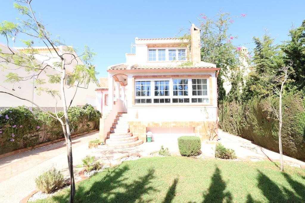 For sale - 4 Bedroom 3 Bathroom House - Detached Villa in Orihuela - Villamartin  - Alicante