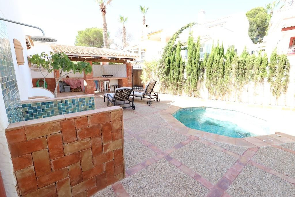 For sale - 4 Bedroom 3 Bathroom House - Detached Villa in Orihuela - Villamartin  - Alicante