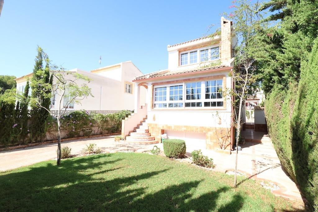 For sale - 4 Bedroom 3 Bathroom House - Detached Villa in Orihuela - Villamartin  - Alicante