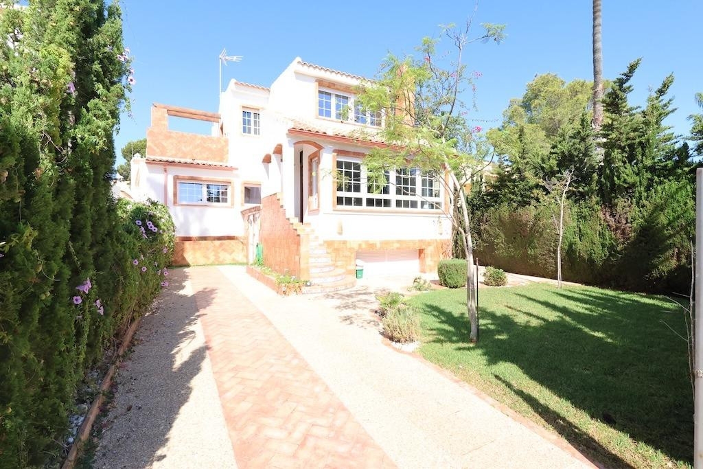 4 Bedroom 3 Bathroom House - Detached Villa in Orihuela