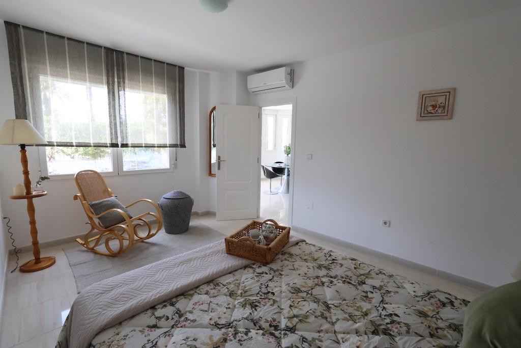 For sale - 3 Bedroom 2 Bathroom Apartment - Middle Floor Apartment in Torrevieja - Torrevieja Centro  - Alicante