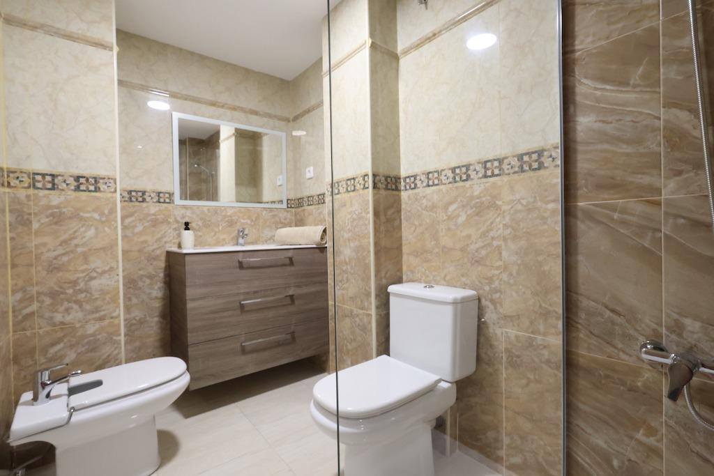 For sale - 3 Bedroom 2 Bathroom Apartment - Middle Floor Apartment in Torrevieja - Torrevieja Centro  - Alicante