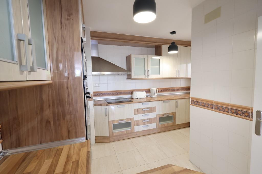 For sale - 3 Bedroom 2 Bathroom Apartment - Middle Floor Apartment in Torrevieja - Torrevieja Centro  - Alicante