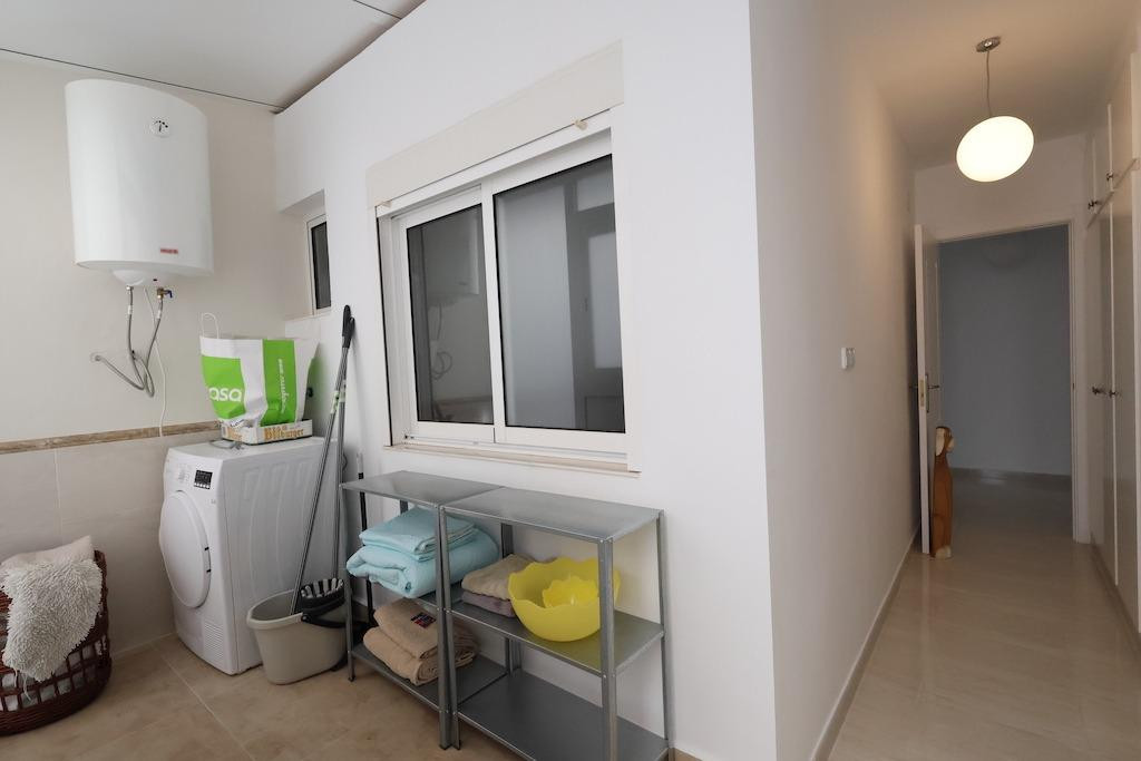 For sale - 3 Bedroom 2 Bathroom Apartment - Middle Floor Apartment in Torrevieja - Torrevieja Centro  - Alicante