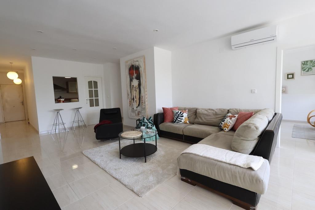 For sale - 3 Bedroom 2 Bathroom Apartment - Middle Floor Apartment in Torrevieja - Torrevieja Centro  - Alicante